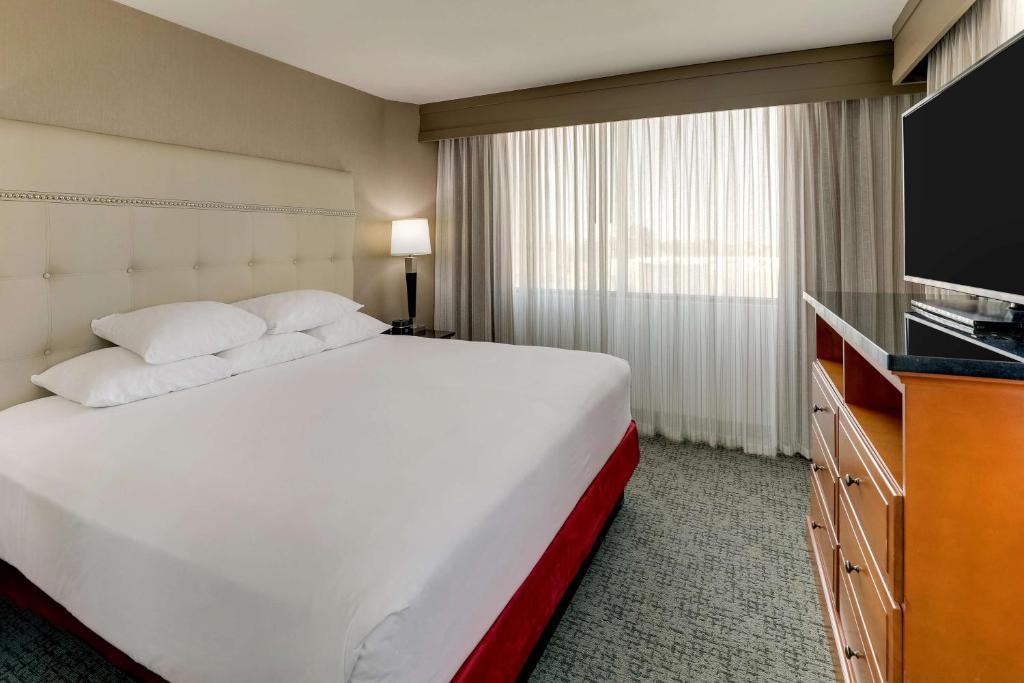 TV a/nebo společenská místnost v ubytování Drury Inn & Suites Phoenix Airport