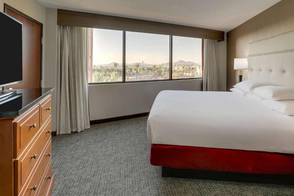 Postel nebo postele na pokoji v ubytování Drury Inn & Suites Phoenix Airport