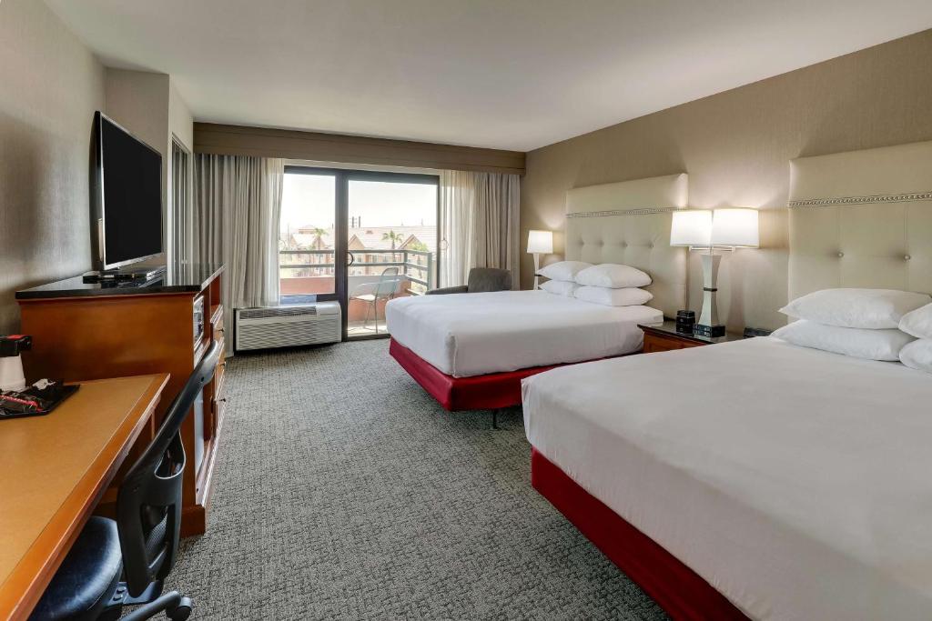 Postel nebo postele na pokoji v ubytování Drury Inn & Suites Phoenix Airport