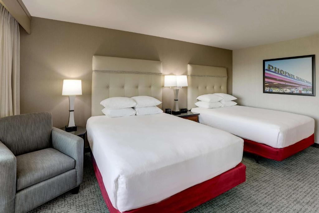 Postel nebo postele na pokoji v ubytování Drury Inn & Suites Phoenix Airport