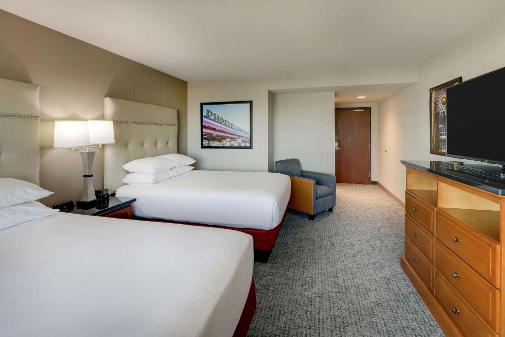 TV a/nebo společenská místnost v ubytování Drury Inn & Suites Phoenix Airport