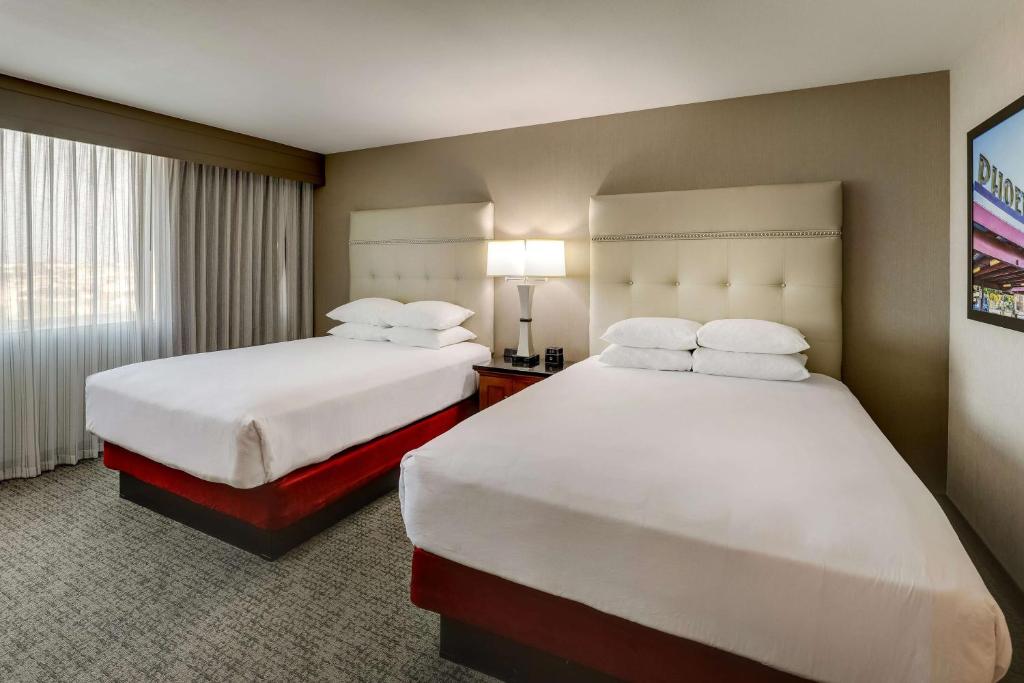 Postel nebo postele na pokoji v ubytování Drury Inn & Suites Phoenix Airport