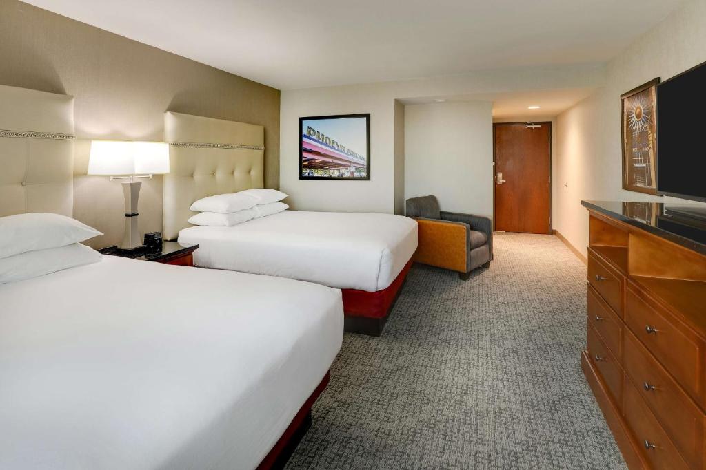 TV a/nebo společenská místnost v ubytování Drury Inn & Suites Phoenix Airport
