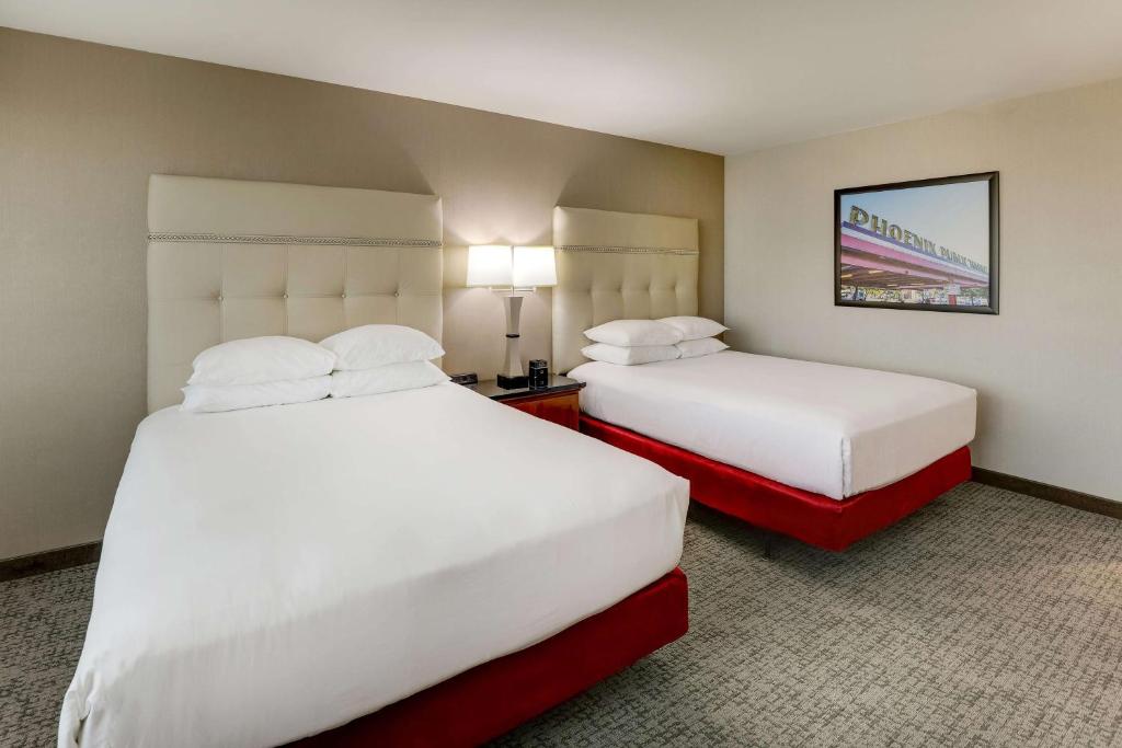 Postel nebo postele na pokoji v ubytování Drury Inn & Suites Phoenix Airport