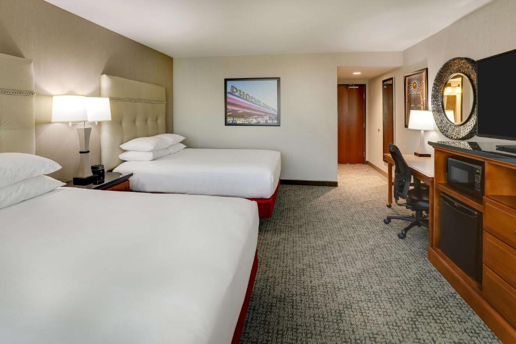 Postel nebo postele na pokoji v ubytování Drury Inn & Suites Phoenix Airport