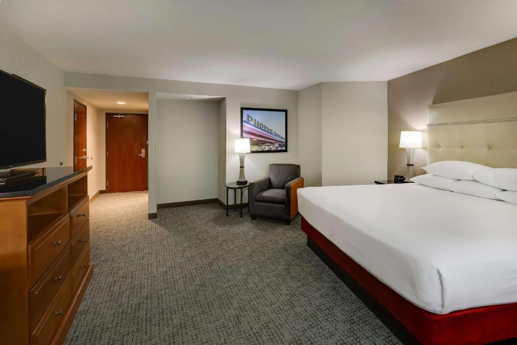 Postel nebo postele na pokoji v ubytování Drury Inn & Suites Phoenix Airport