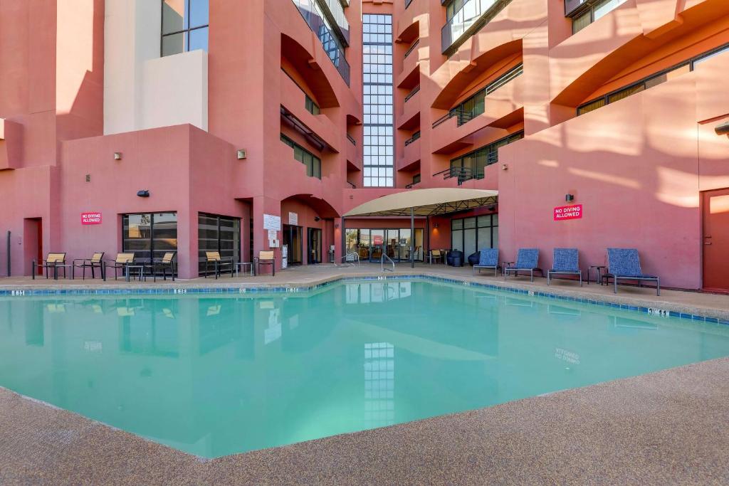 Drury Inn & Suites Phoenix Airport photo