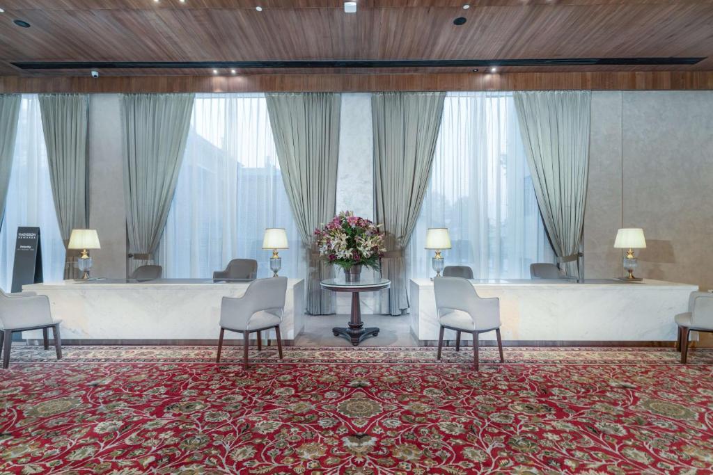 Posezení v ubytování Radisson Collection Hotel & Spa, Riverfront Srinagar