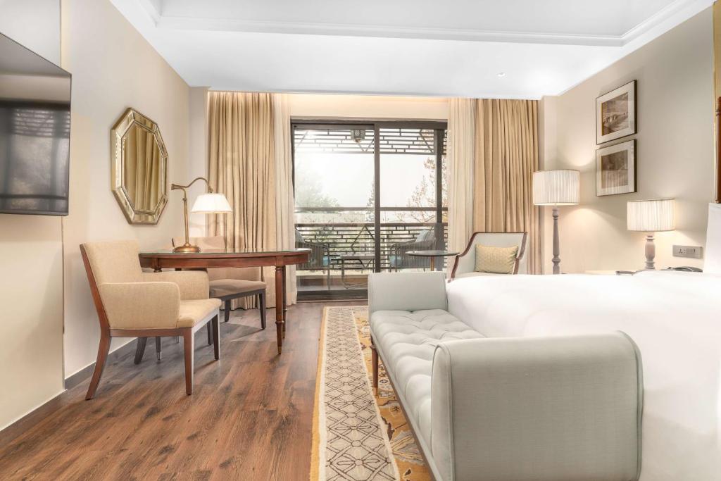 Posezení v ubytování Radisson Collection Hotel & Spa, Riverfront Srinagar