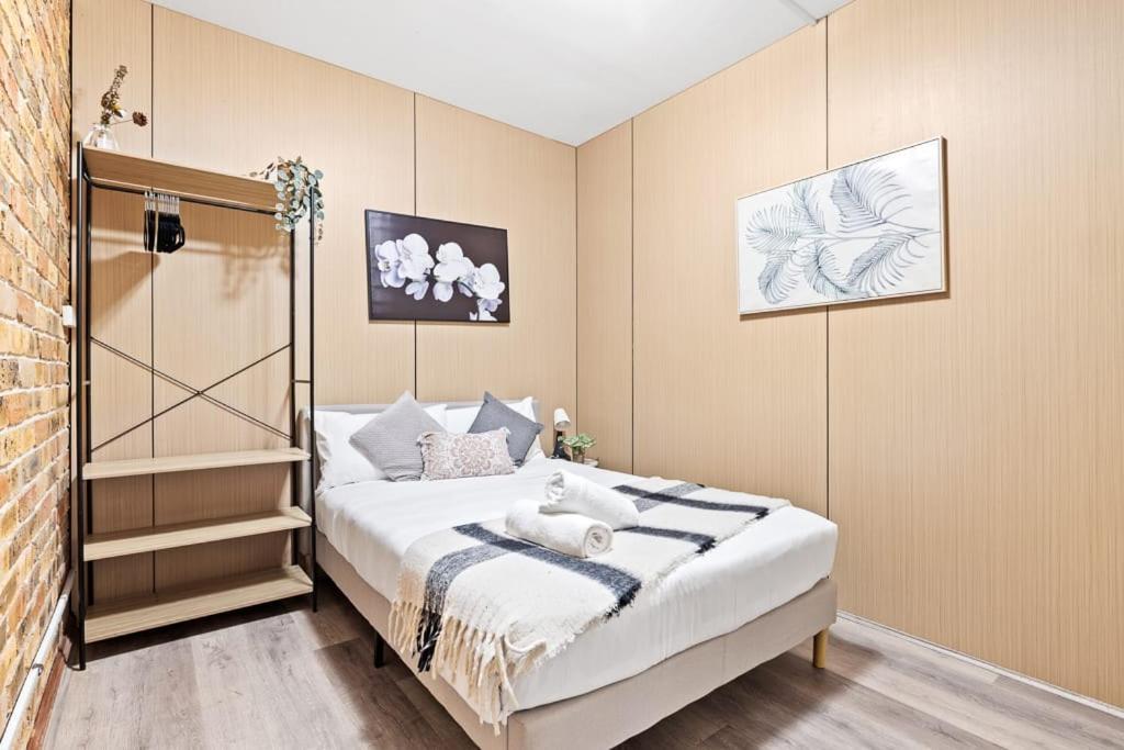 a bedroom with a bed in a room at Double Room in Gordon near Train & Bus - 1 person in Pymble