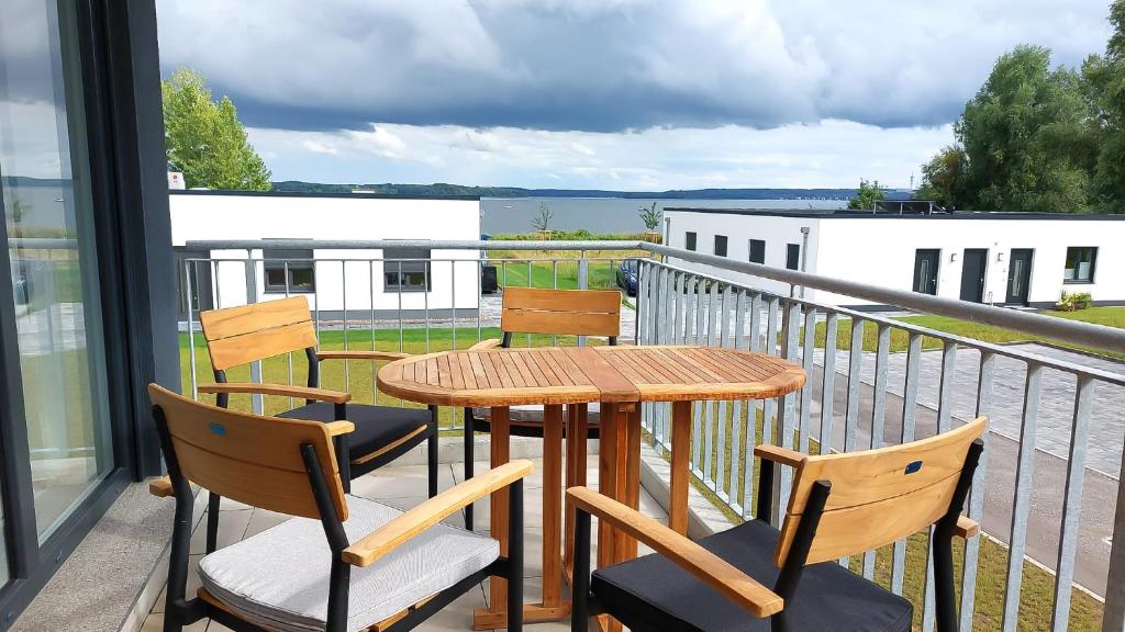 einen Tisch und Stühle auf einem Balkon mit Tisch und Stühlen in der Unterkunft Hangar 19 Wohnung Seerose 2-3 in Schwerin