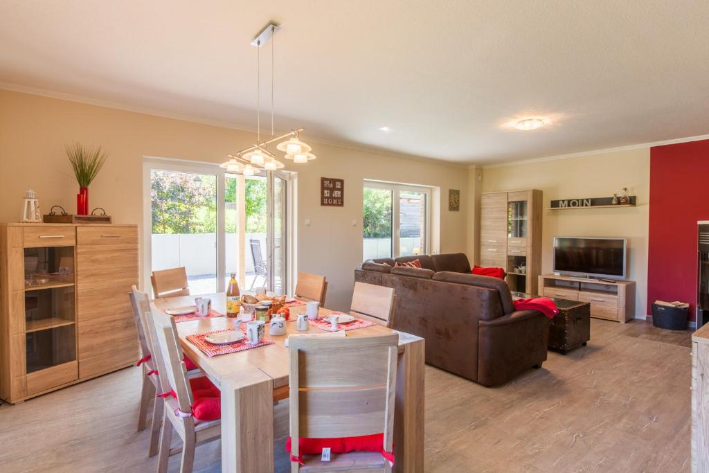 a kitchen and living room with a table and chairs at Moin Moin in Nieby