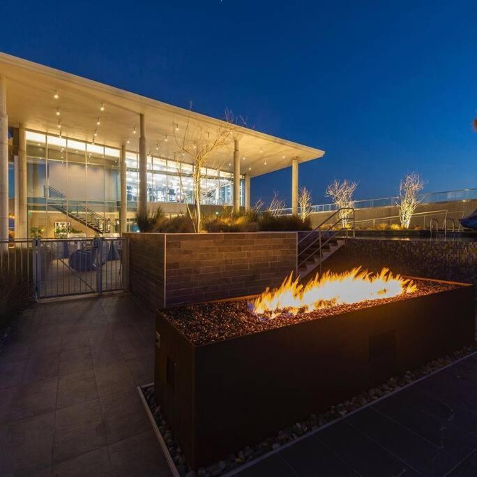 Luxury Highrise in Midtown Skyline Views and Chic Decor, Houston