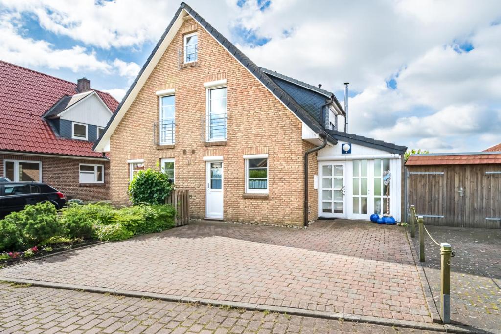 a brick house with a brick driveway at Kronsgaard Pferdekoppel 11 in Kronsgaard