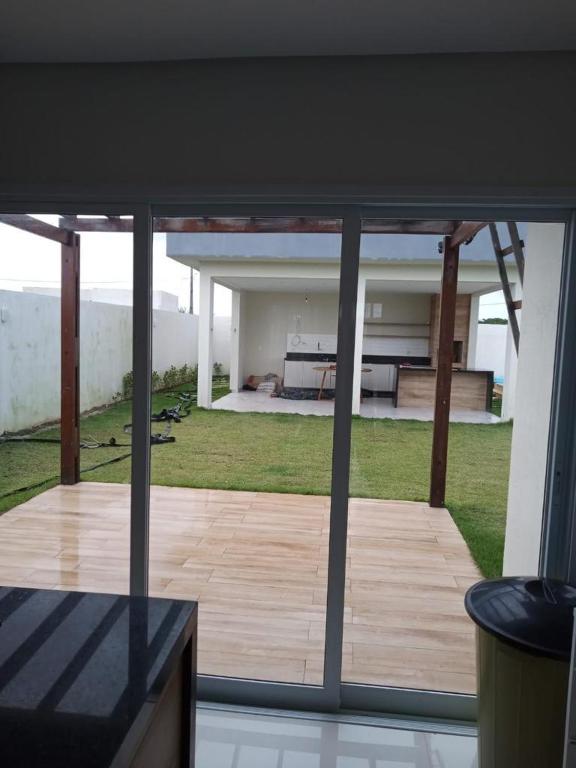 Blick auf einen Innenhof von der Innenseite eines Hauses in der Unterkunft Casa de Temporada Terra Caída in Indiaroba