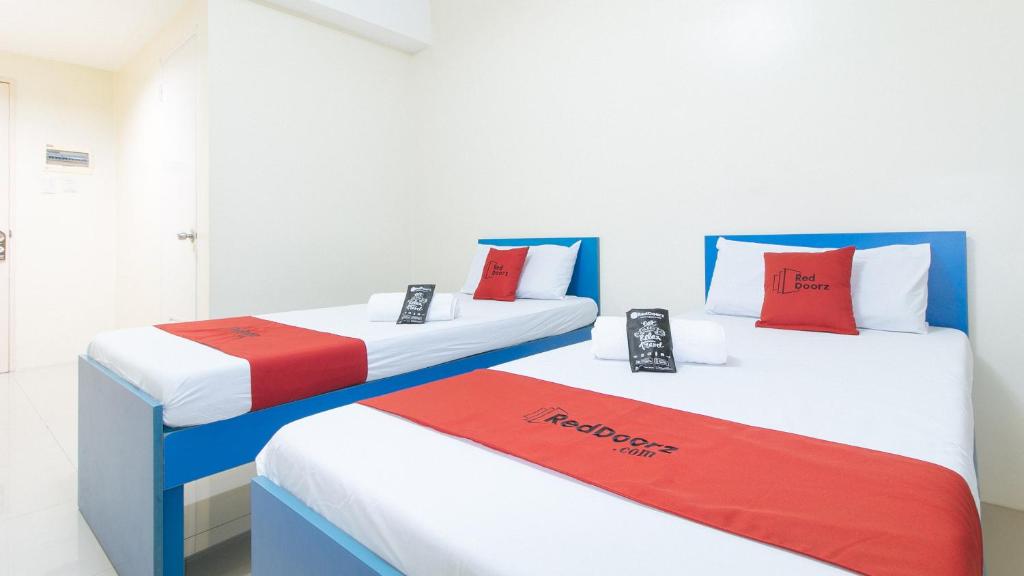 Postel nebo postele na pokoji v ubytování RedDoorz @ Insular Square Mandaue City