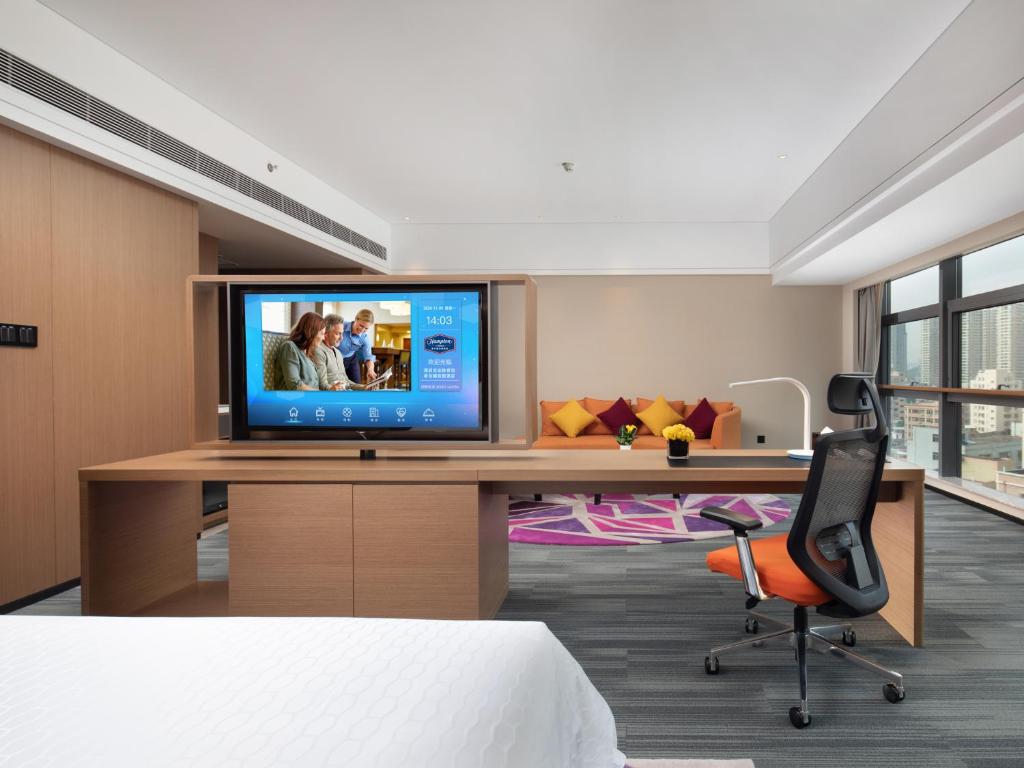 TV a/nebo společenská místnost v ubytování Hampton by Hilton Shenzhen Baoan Stadium