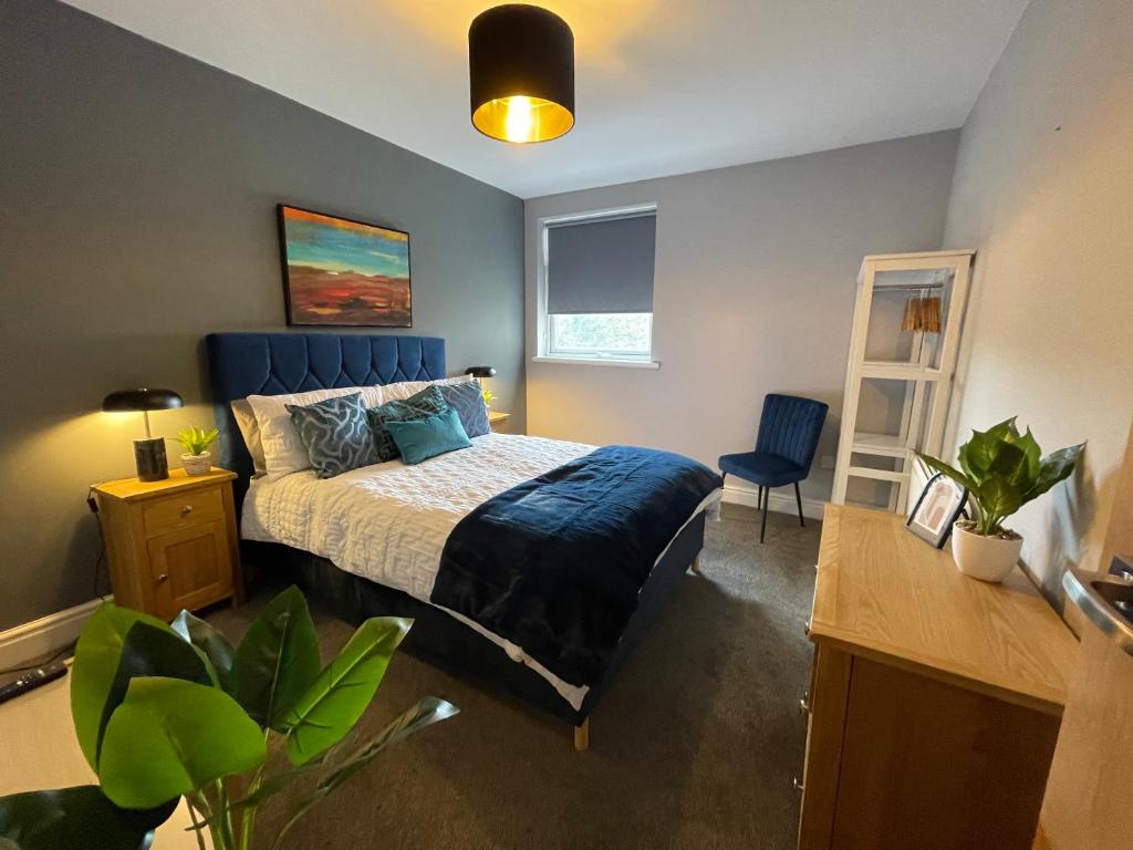 - une chambre avec un lit, un bureau et une chaise dans l'établissement 5- Large 1 bed Apartment- West Midlands, 