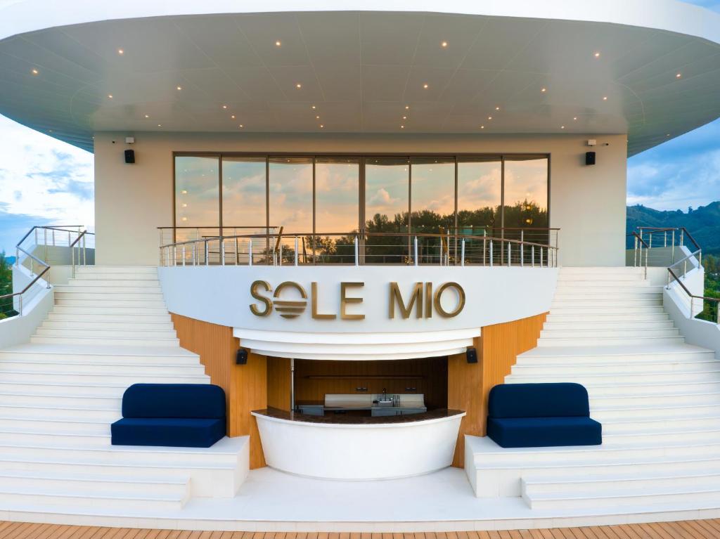 邦濤海灘的住宿－Sole Mio Boutique Hotel and Wellness - Adults Only，一座大建筑,上面有销售模具标志