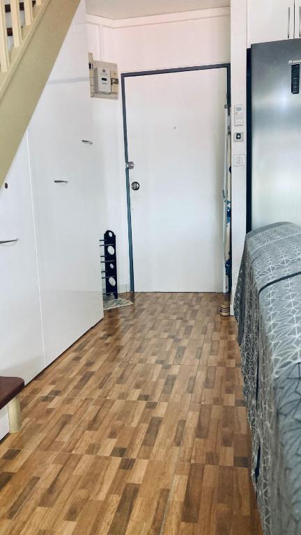 a room with a bed and a sliding door at Duplex à 50m de la plage du Diamant avec parking in Le Diamant