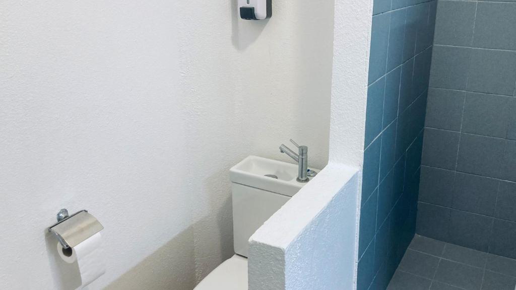a bathroom with a toilet and a shower with a sink at Duplex à 50m de la plage du Diamant avec parking in Le Diamant