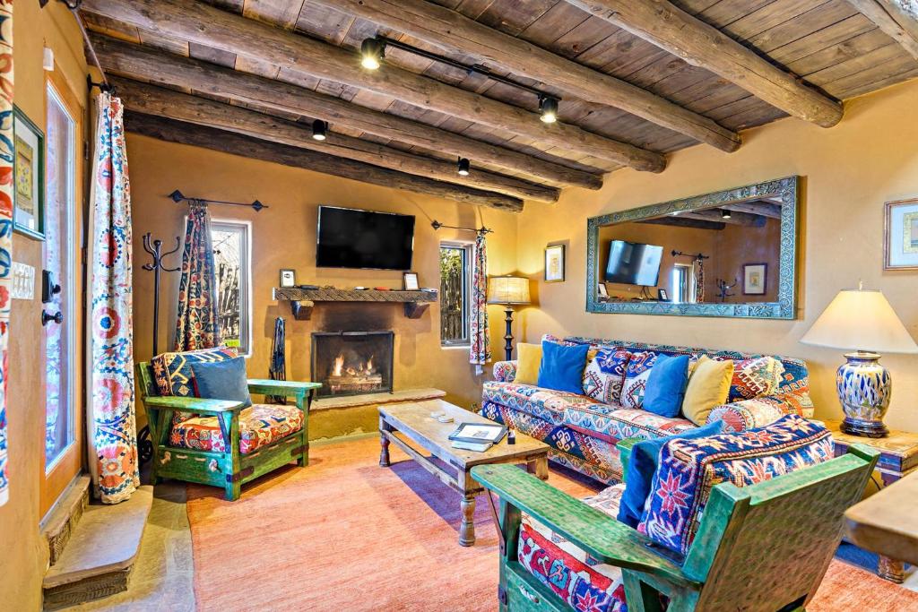 - un salon avec un canapé et une cheminée dans l'établissement 1130A Camino Delora - Artesano, à Santa Fe
