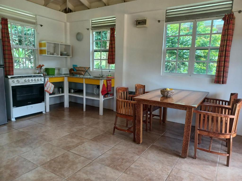 Kuchyň nebo kuchyňský kout v ubytování Mango Garden Cottages