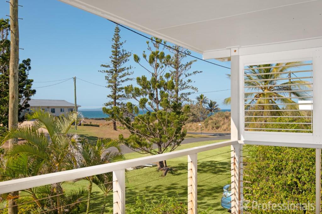 een uitzicht op de oceaan vanaf de veranda van een huis bij Island Pines in Emu Park
