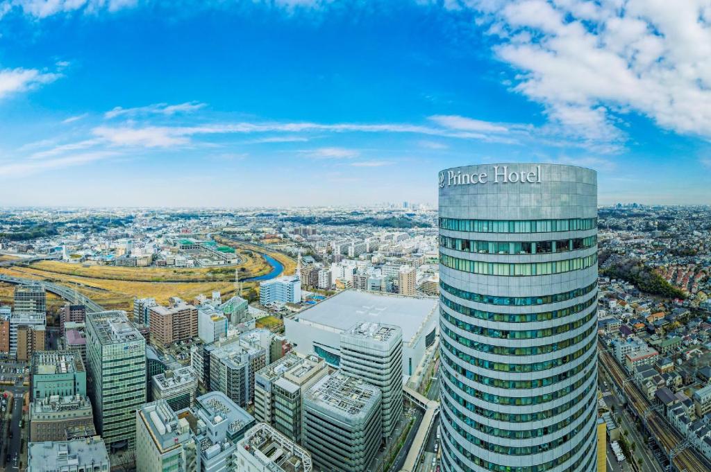 橫濱的住宿－新橫濱王子大飯店，一座高楼,上面写着未来酒店的话