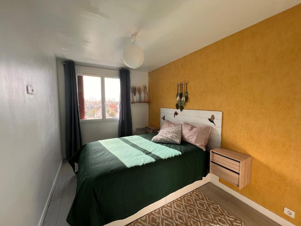 ボワ・コロンブにあるReflets la Défense-Paris - Wifi - Tout équipé - Self Checkinのベッドルーム(緑のベッド1台、窓付)