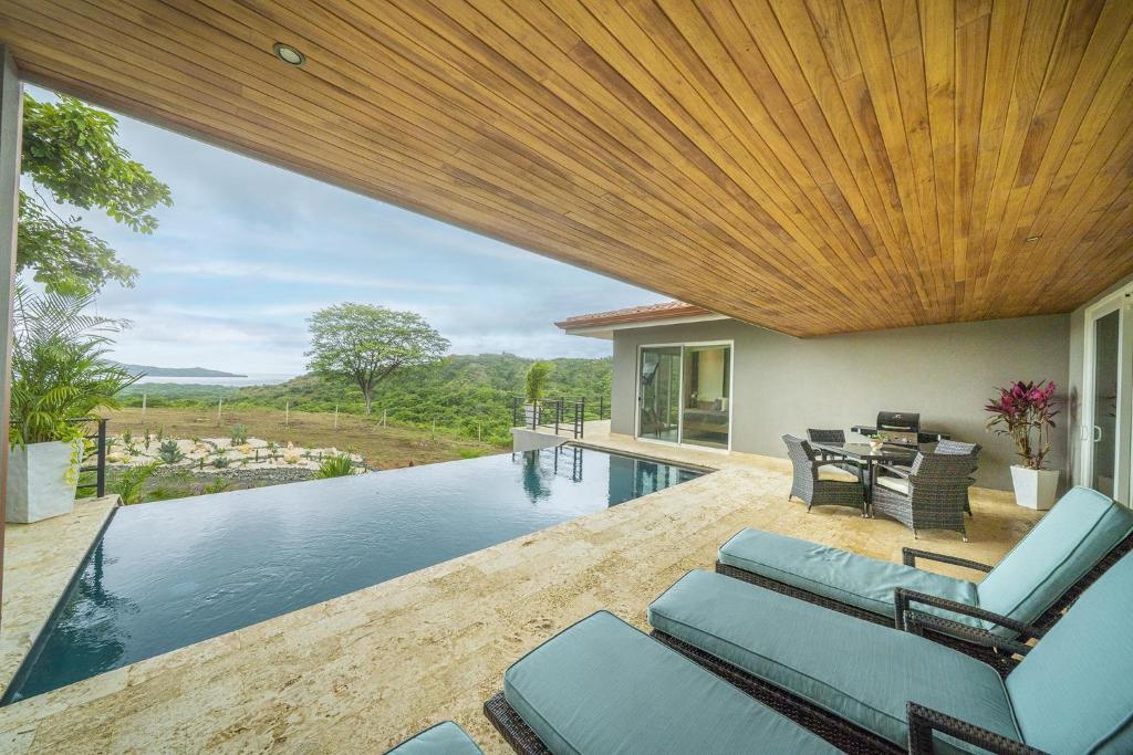 Casa con piscina y techo de madera en Casa Natura- 3 Bedroom Ocean View Home at Mar Vista, en Brasilito