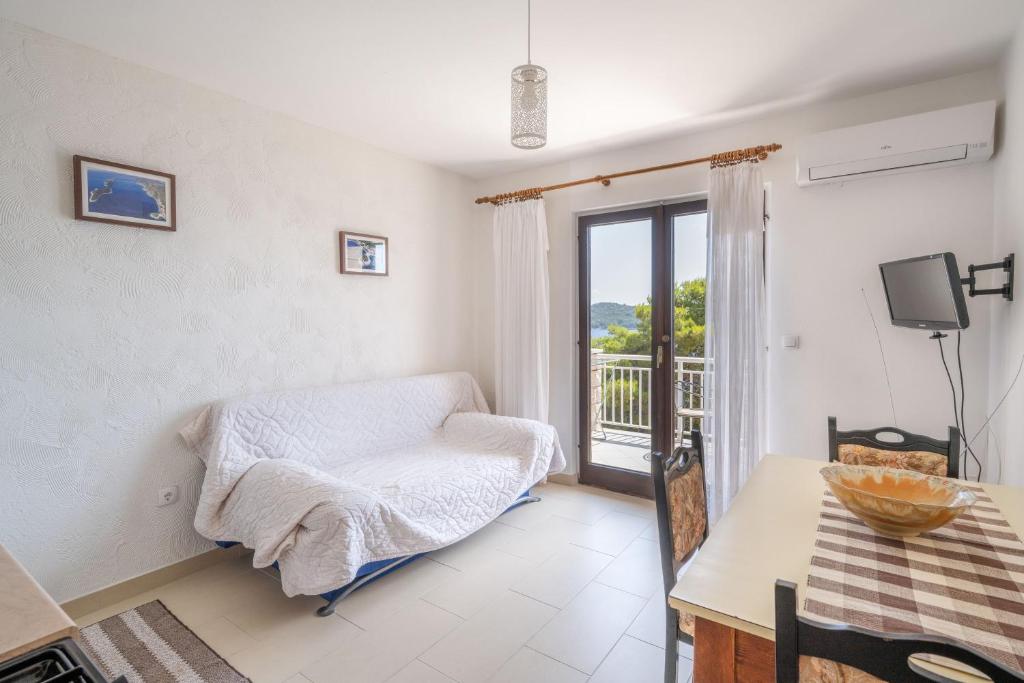 Postel nebo postele na pokoji v ubytování Apartments by the sea Prizba, Korcula - 9276