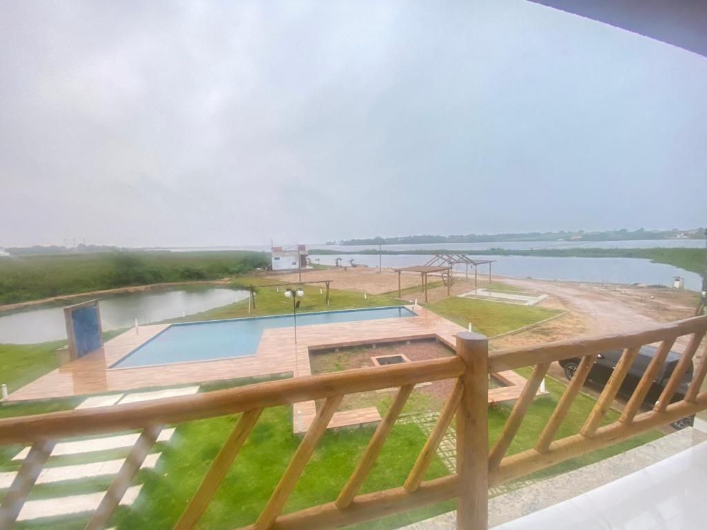 a balcony with a view of a swimming pool at Ilha Malvinas in Paulo Afonso