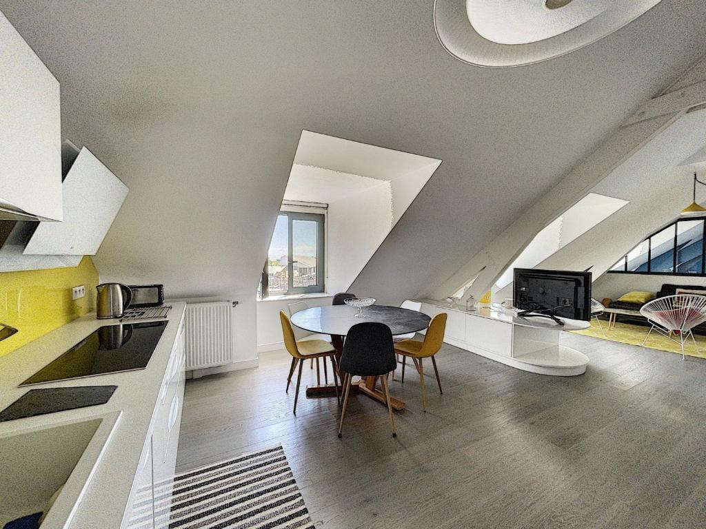une cuisine et une salle à manger avec une table et des chaises dans l'établissement Duplex de standing en centre-ville avec parking, proche port et plage - FR-1-361-377, à Granville