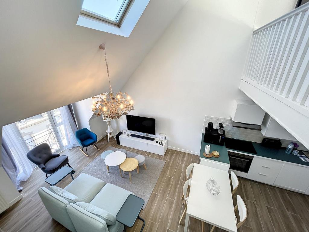 - un salon avec un canapé et des chaises dans l'établissement Appartement Granville, 3 pièces, 6 personnes - FR-1-361-436, à Granville