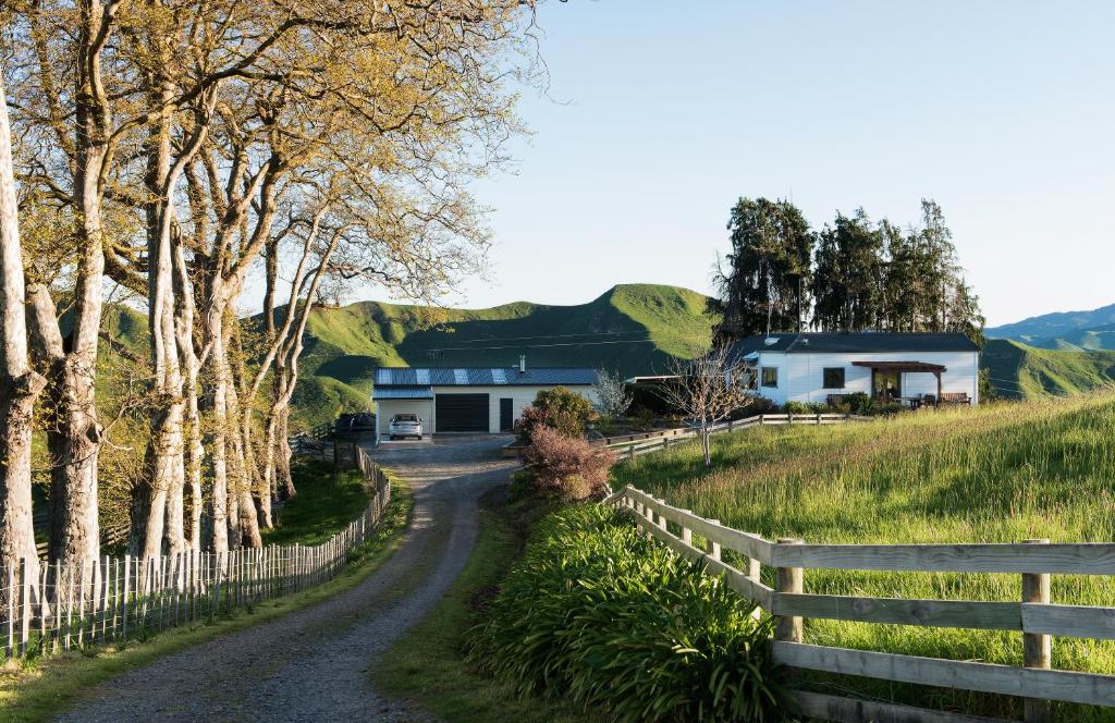 a road leading to a house with a fence at Hopwood Bed & Breakfast in Taihape