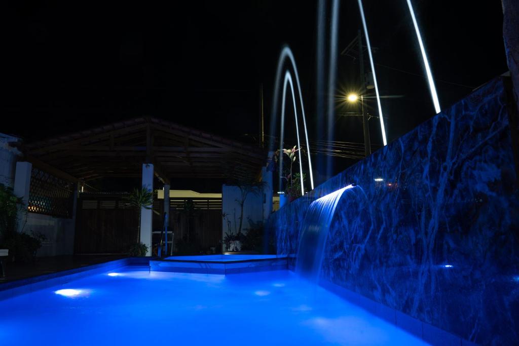 una piscina por la noche con luces azules en EXCLUSIVE CONDO GALAPAGOS and BEYOND 1, en Puerto Ayora