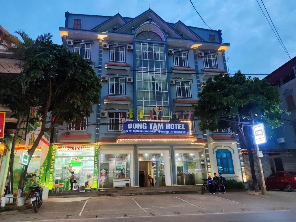 un edificio blu con un negozio di fronte di ĐỒNG TÂM HOTEL a Bắc Yên