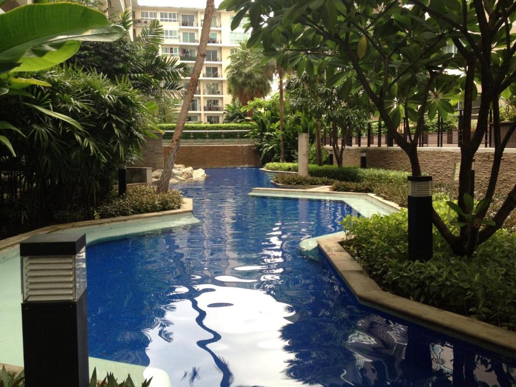 una piscina al centro di un edificio alberato di Spacious Condo in BKK(Thonglor18) a Bangkok