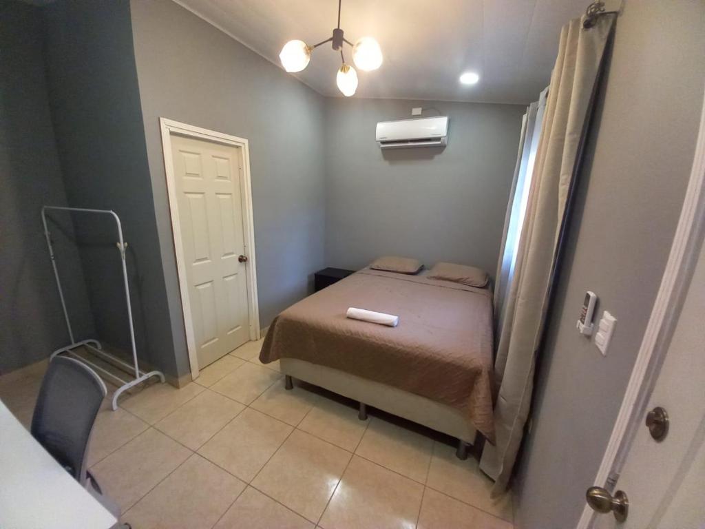 una piccola camera con un letto in una stanza di Palmerola Inn a Comayagua