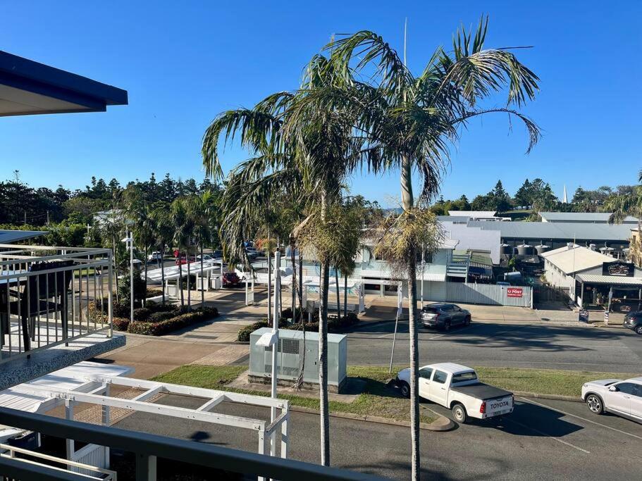 Blick auf einen Parkplatz mit Palmen in der Unterkunft Top Level Deluxe Studio - Unit 21 in Emu Park