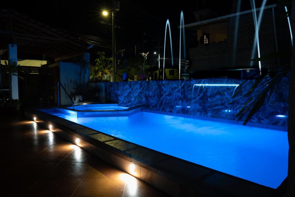Bazén v ubytování EXCLUSIVE CONDO GALAPAGOS and BEYOND 1 nebo v jeho okolí