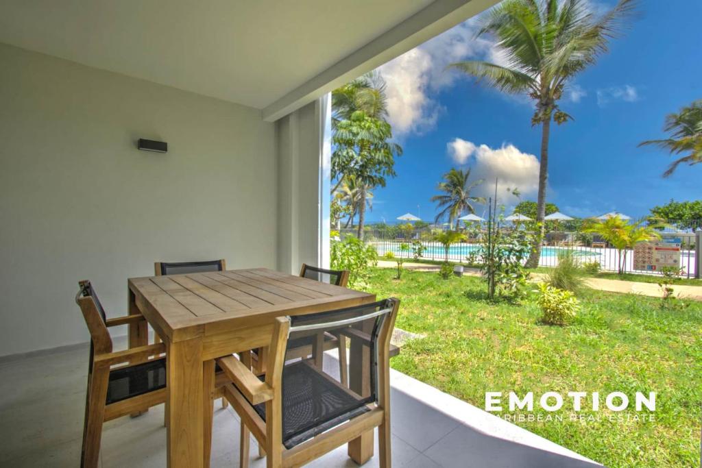 a dining room with a table and a view of the ocean at Studio Alamanda Baie Orientale in Orient Bay