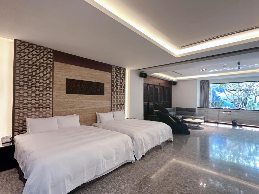 um quarto com 2 camas e uma sala de estar em Orient Luxury Villa Motel em Huwei