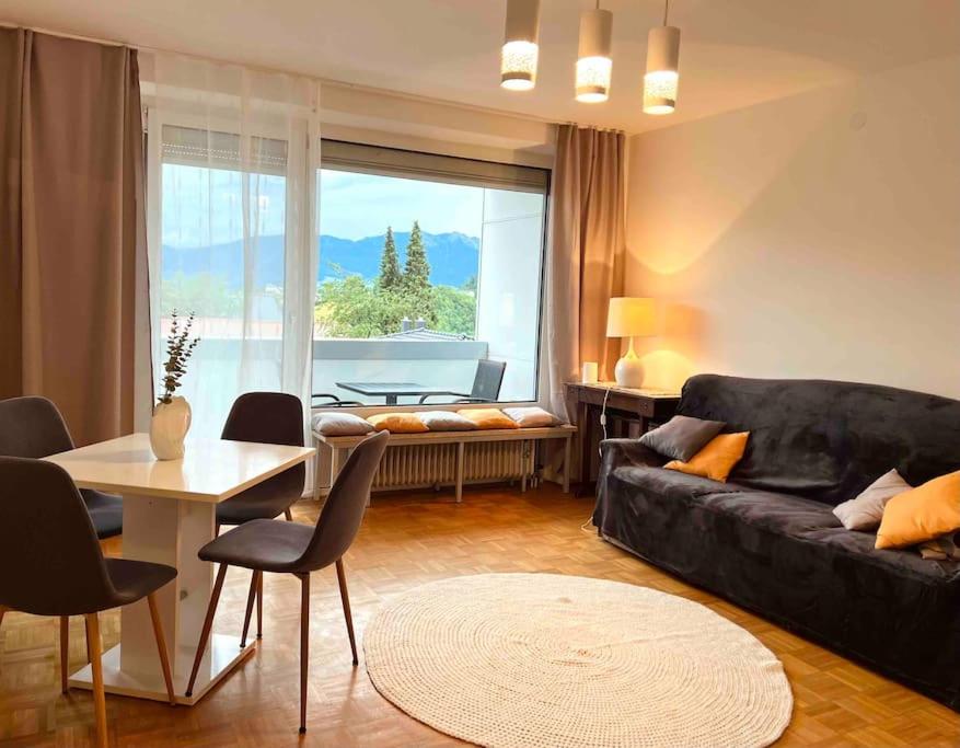un soggiorno con divano e tavolo di Ferienwohnung zum Wohlfühlen a Gmunden