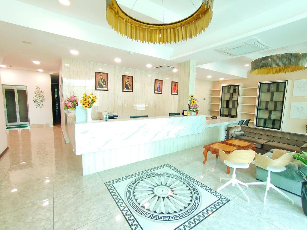 vestíbulo con sala de espera con sofá y mesa en Well Hotel By Maco at Legoland, en Gelang Patah