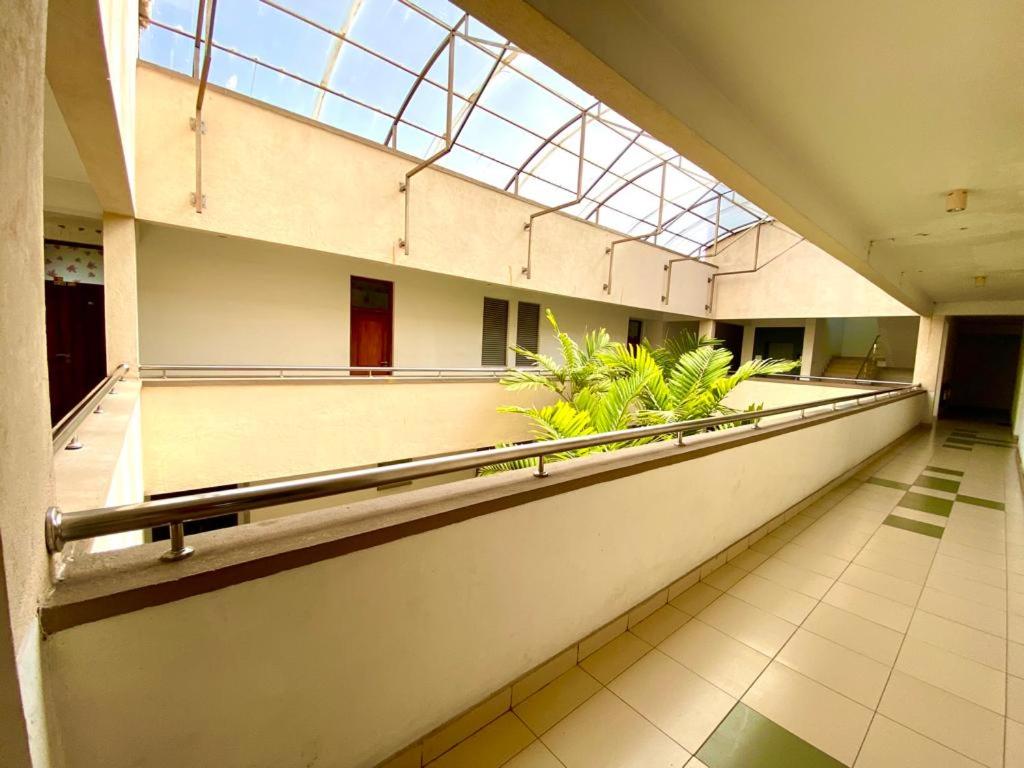 um corredor vazio de um edifício com uma clarabóia em Mount view residences em Ratmalana