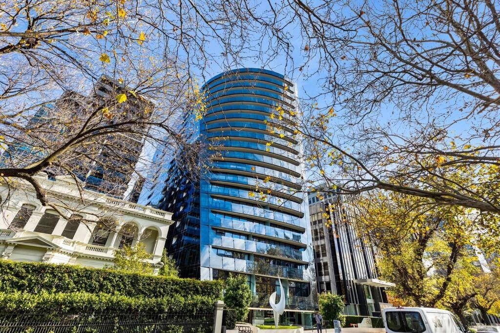 un edificio alto azul en una ciudad con edificios en St Kilda Road 2 Bedrooms Apartment * swimming Pool, en Melbourne