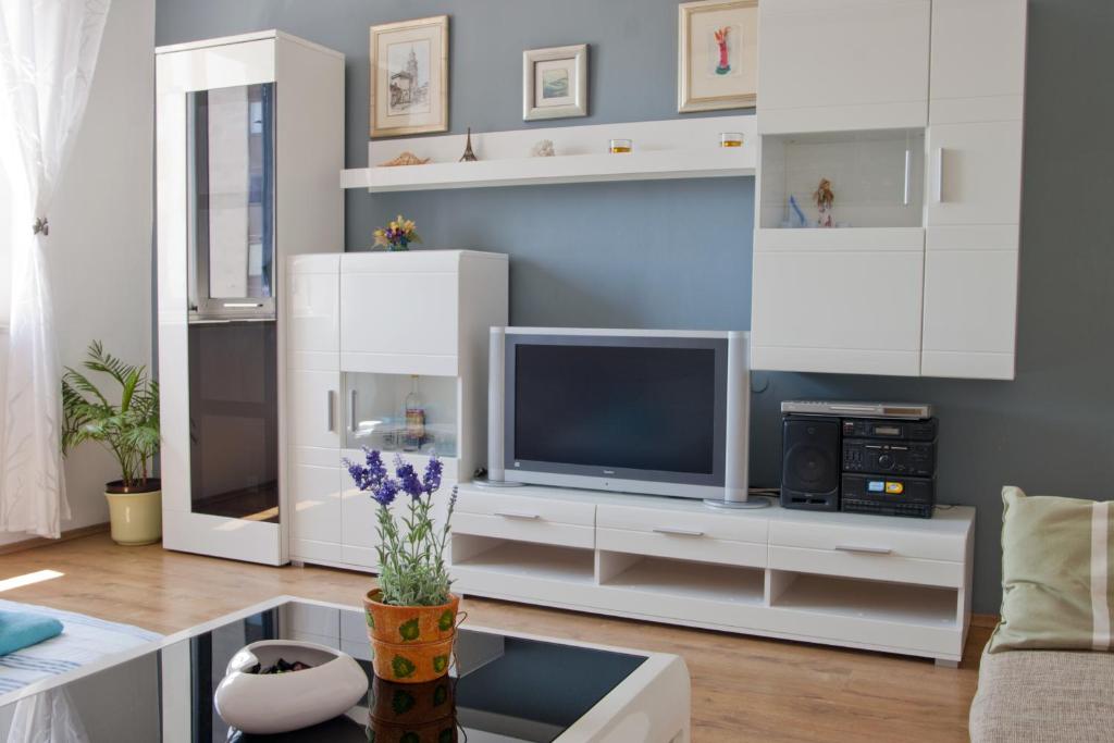 Televízia a/alebo spoločenská miestnosť v ubytovaní Apartment Port View-5 min from center