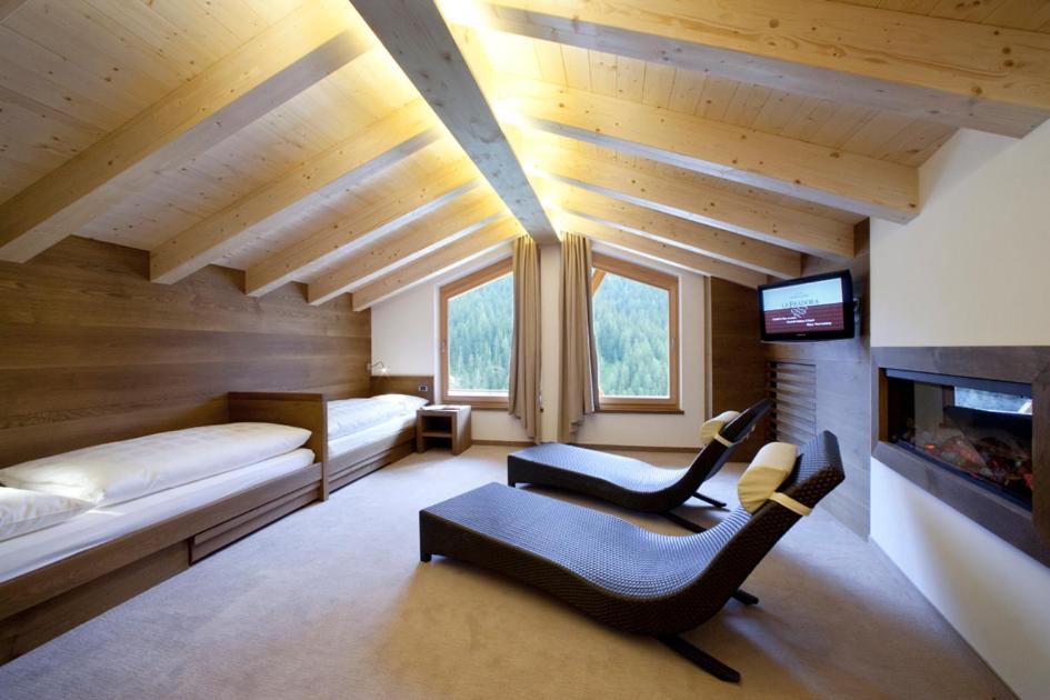 Postel nebo postele na pokoji v ubytování Hotel La Fradora - Dolomites Hotel